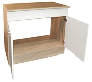 Spülenunterschrank aus Holz mit weißer Front, geöffnete Tür, seitliche Perspektive