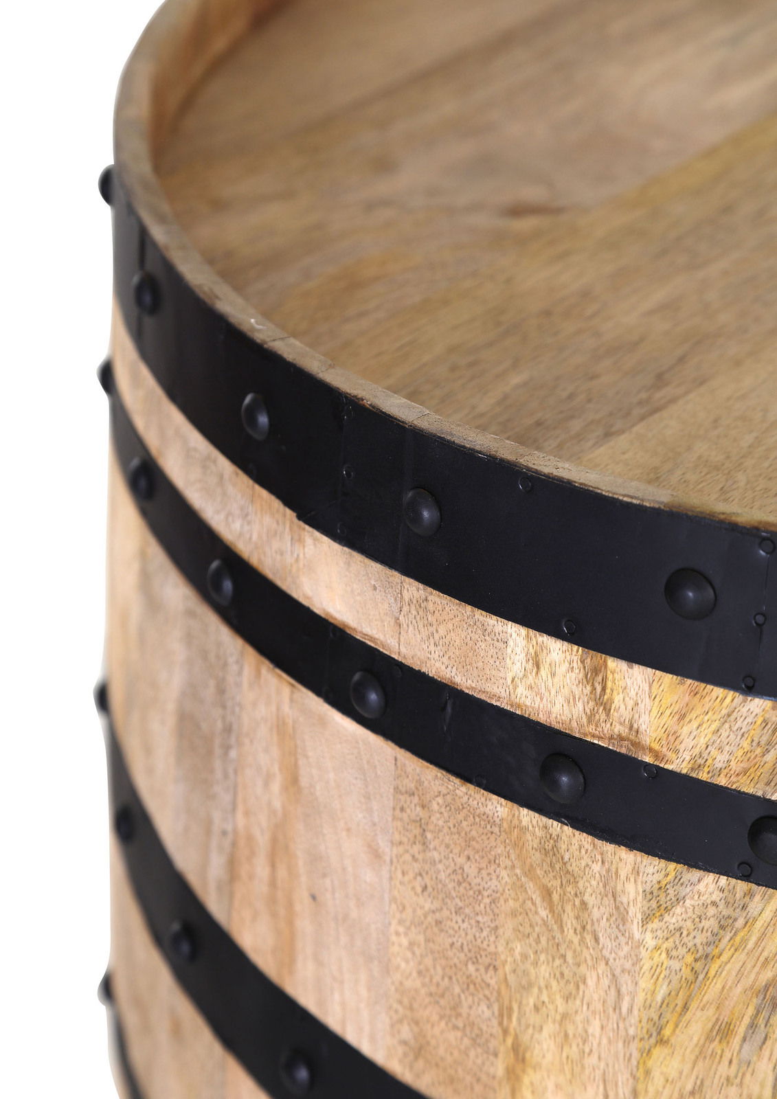 Nahaufnahme eines hölzernen Bar-Fasses mit schwarzen Metallringen, seitliche Perspektive