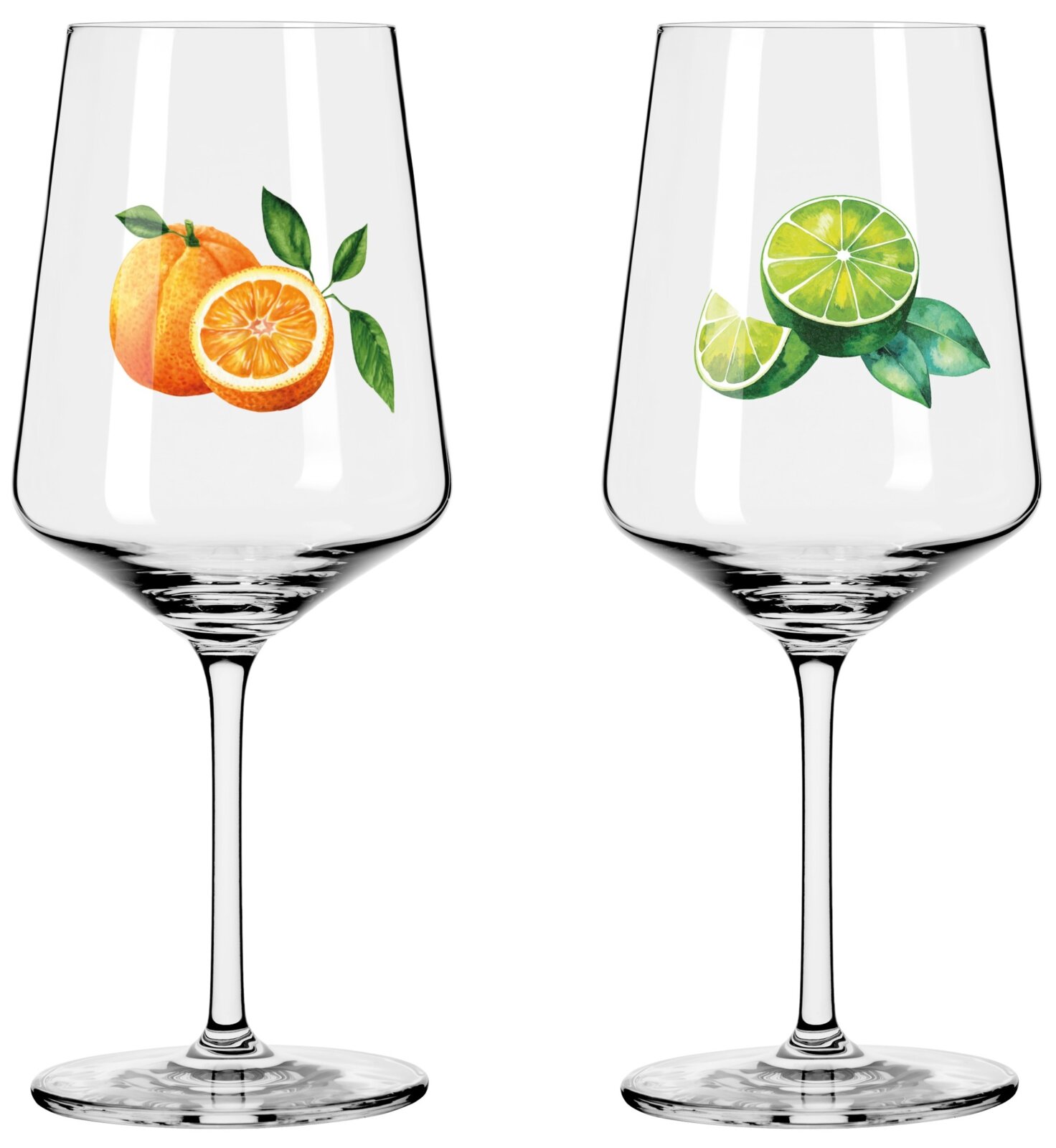 Zwei transparente Stielgläser mit bauchiger Kelchform, vorn auf weißem Hintergrund links Orangenmotiv mit Blättern, rechts Limettenmotiv mit Blättern, Frontansicht.