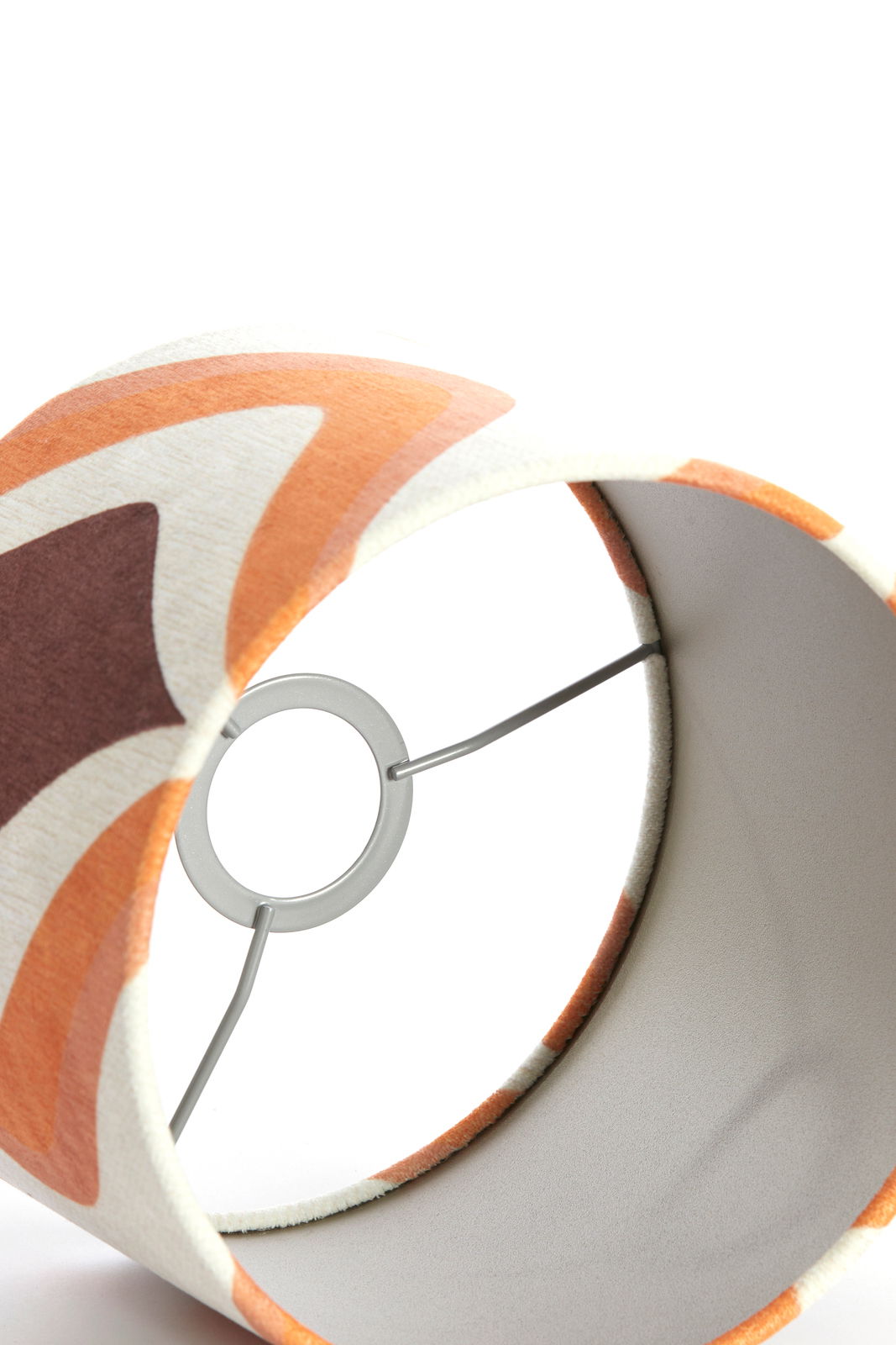 Lampenschirm mit buntem Muster, von innen betrachtet