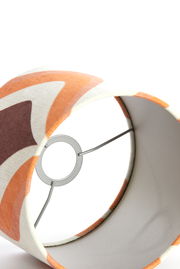 Lampenschirm mit buntem Muster, von innen betrachtet