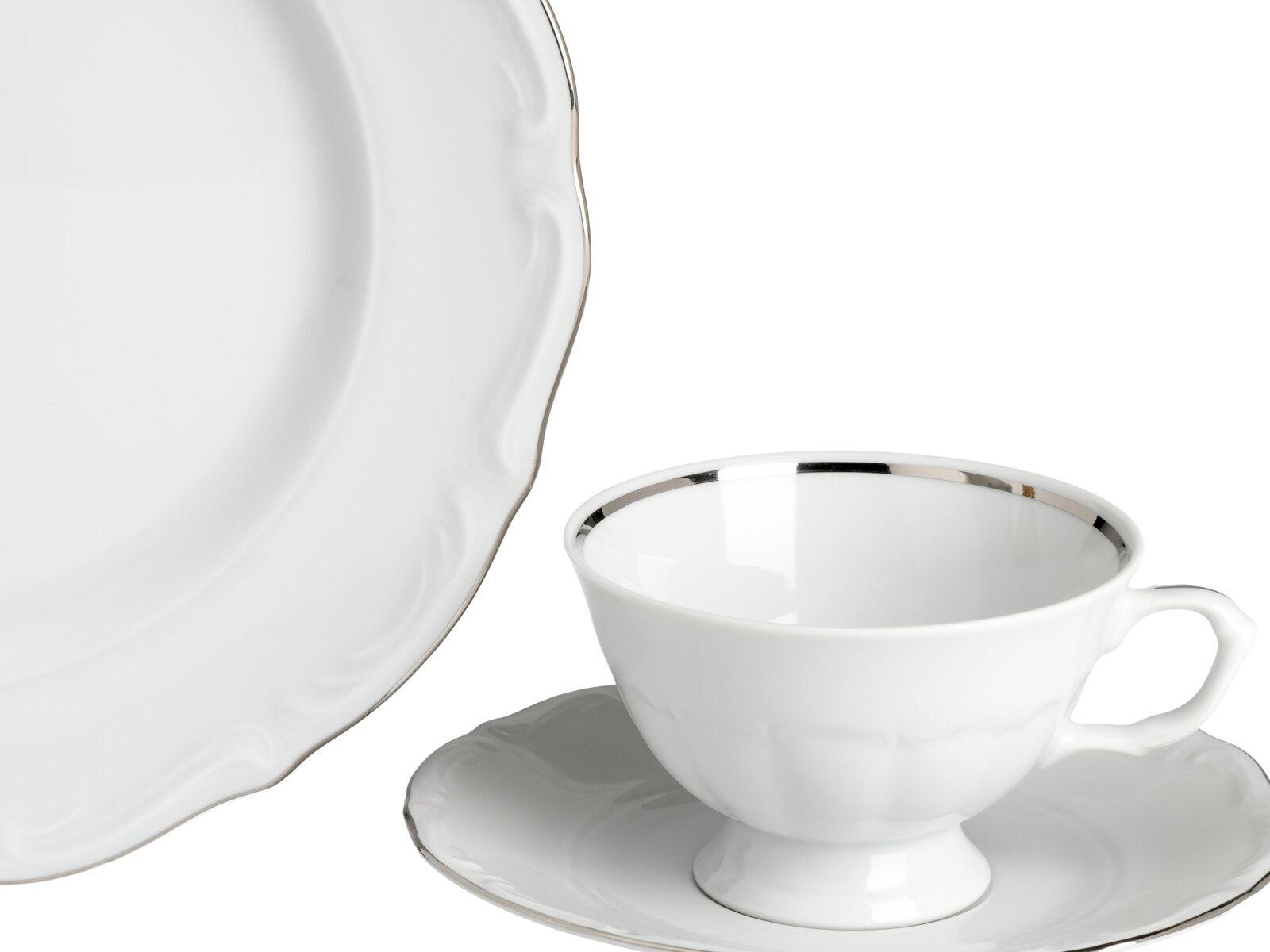 Weiße Porzellan-Teetasse mit Untertasse und silbernem Rand, daneben ein passender Teller mit gewelltem Rand, Produktansicht schräg von vorn auf weißem Hintergrund