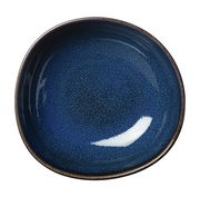 Draufsicht auf eine blaue Müslischale mit glänzender Oberfläche und dunklem Rand.