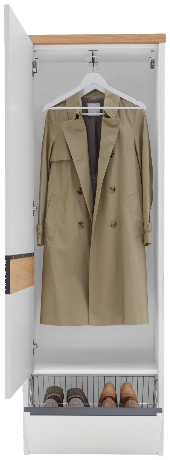 Hangkast met geopende deur, met daarop een beige jas aan een kleerhanger en daaronder een schoenenrek met schoenen, vooraanzicht.