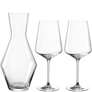Weinset bestehend aus einer eleganten Karaffe und zwei Weingläsern, frontal abgebildet.