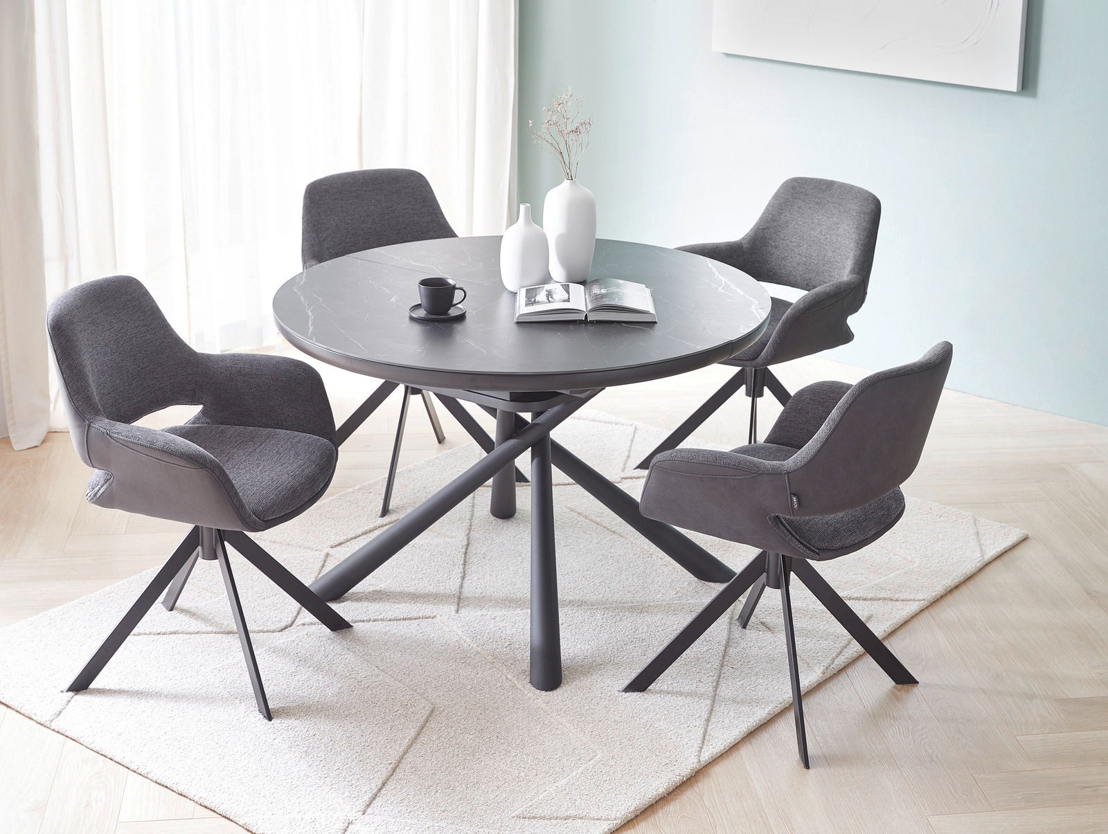 Novel Esstisch PLUTO Runder Esstisch mit schwarzer Marmoroptik und vier grauen Stühlen, seitliche Perspektive