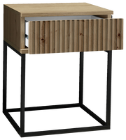 Moderne Nachtkommode aus Holz mit geriffelter Schubladenfront und schwarzem Metallgestell, Perspektive von vorne links