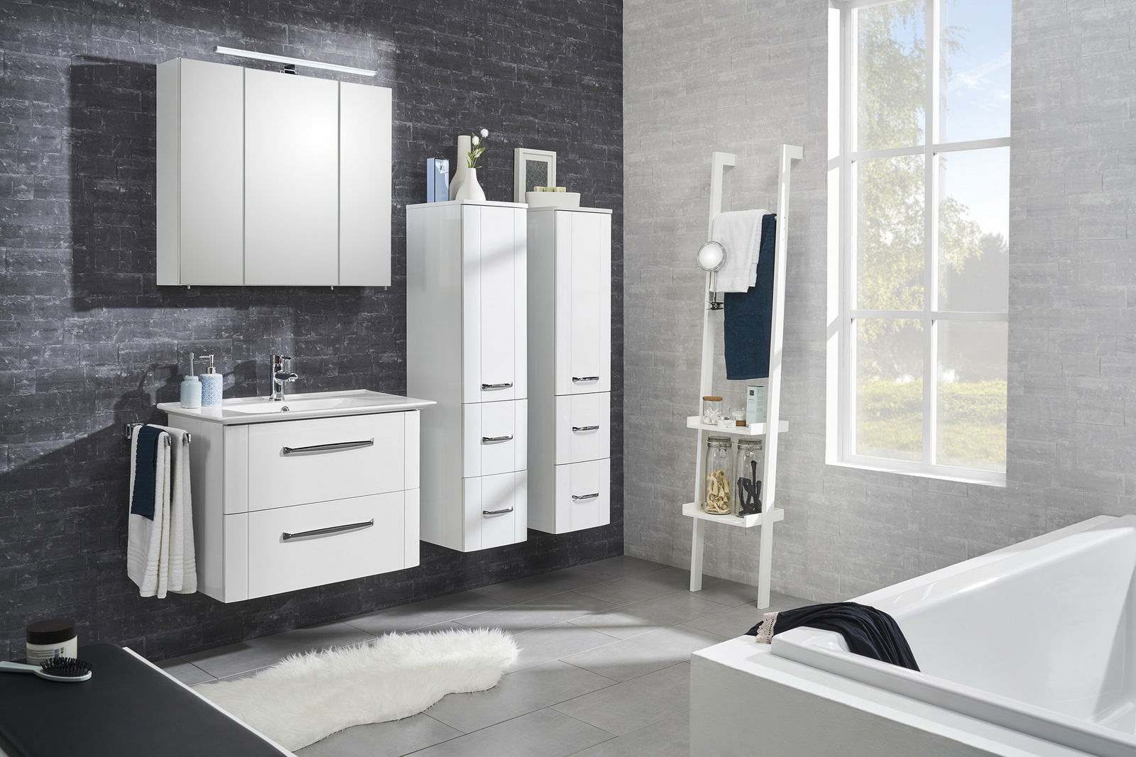 Moderner Waschtischunterschrank in einem stilvollen Badezimmer, seitliche Perspektive