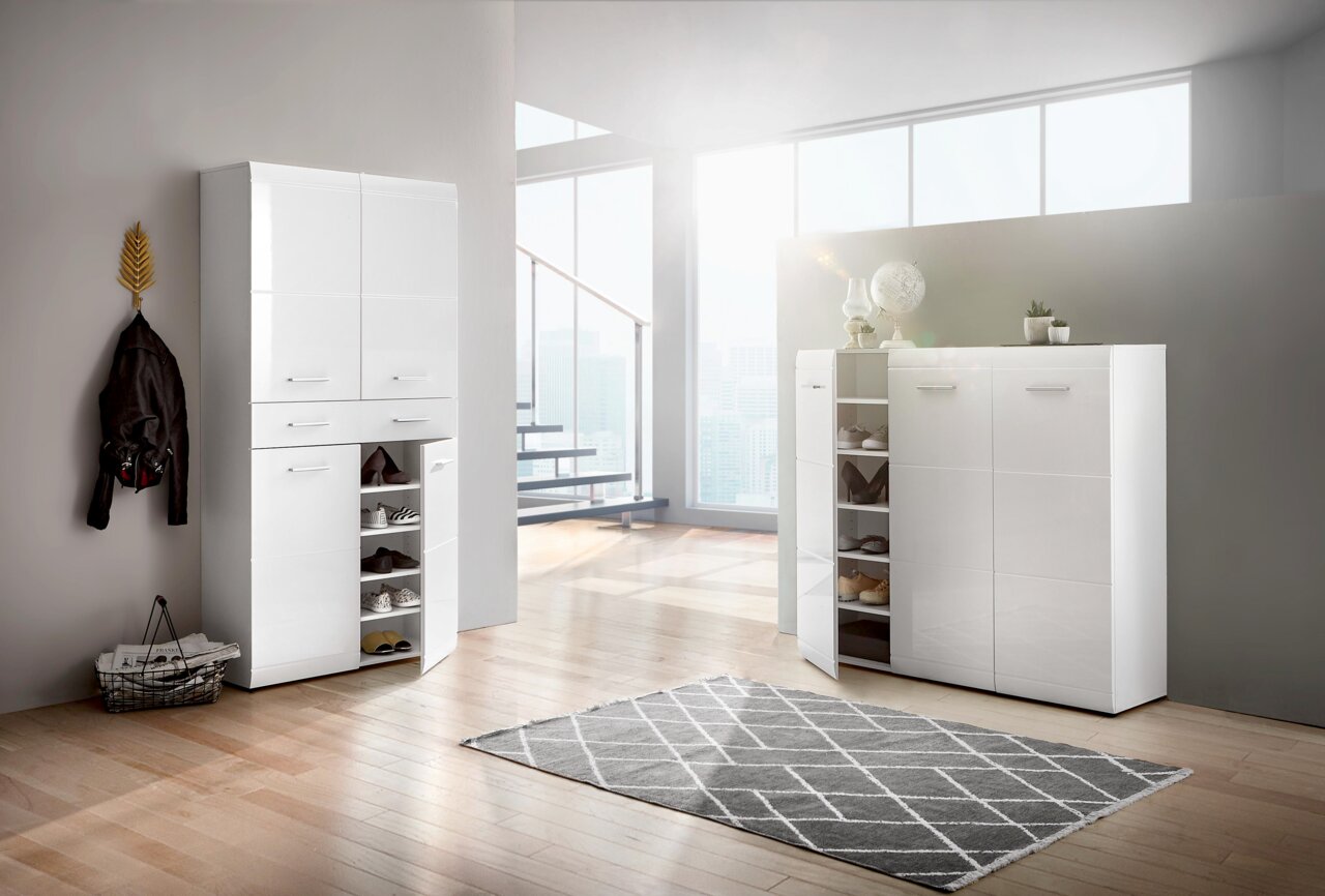 Moderner, weißer Schuhschrank in einem hellen Raum mit Holzfußboden, von vorne betrachtet.
