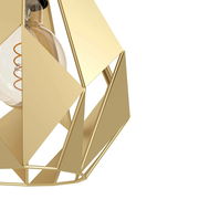 Nahaufnahme einer goldenen Pendelleuchte mit geometrischem Design und sichtbarer Glühbirne, seitliche Perspektive.