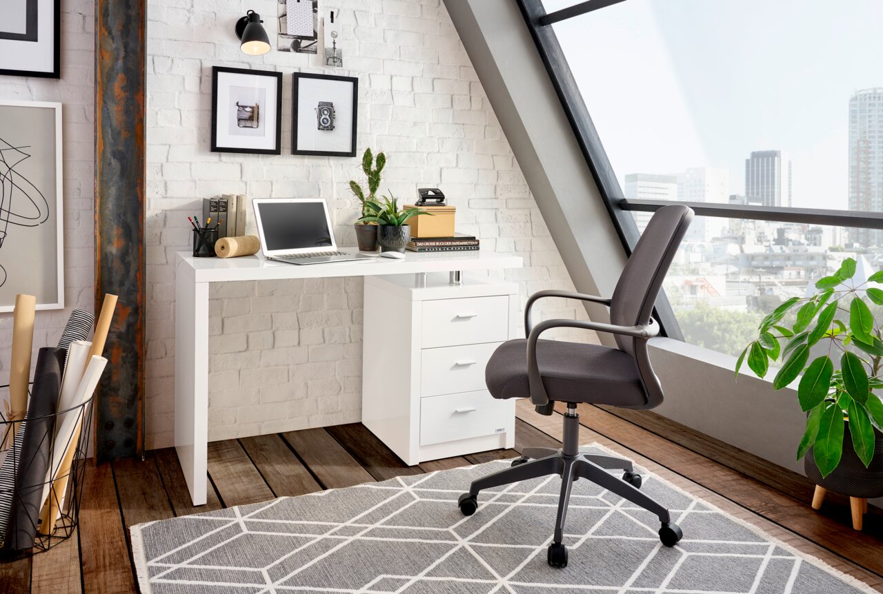 XORA Draaistoel CALVIN Moderner Drehstuhl in einem stilvollen Büro mit Blick auf die Stadt, seitliche Perspektive.