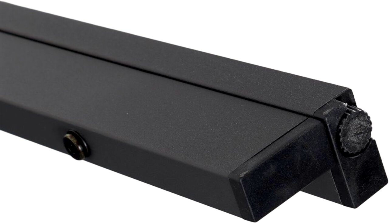 Nahaufnahme eines schwarzen Tischbeins aus Metall mit verstellbarem Fuß, perspektivisch von der Seite aufgenommen.