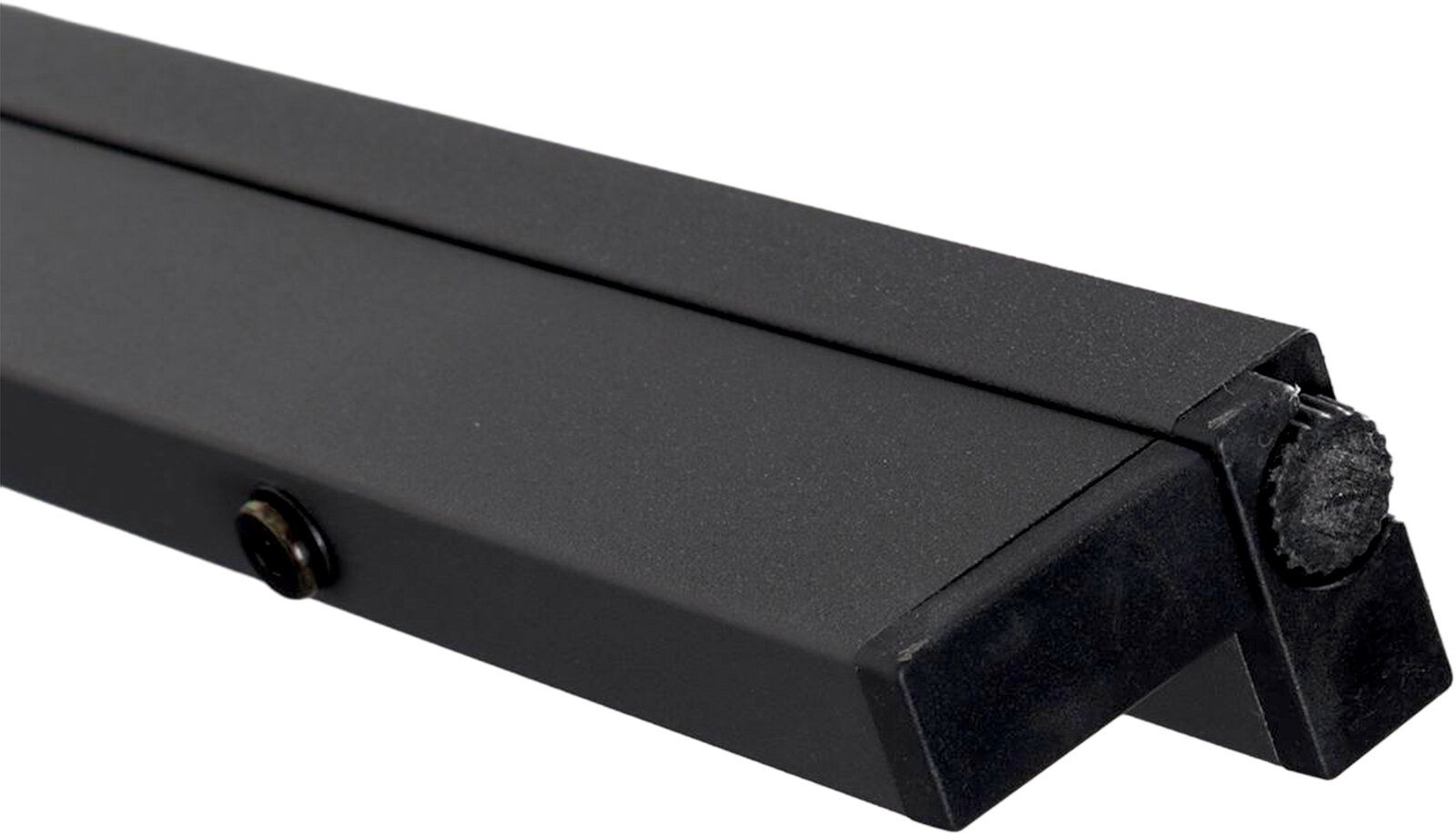 Nahaufnahme eines schwarzen Tischbeins aus Metall mit verstellbarem Fuß, perspektivisch von der Seite aufgenommen.