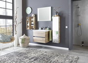 Moderne Badkombination mit hängendem Waschtisch, Spiegel und Stauraum in Holzoptik, seitliche Perspektive