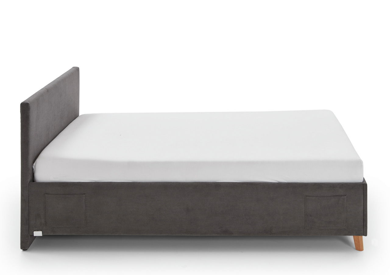 Seitenansicht einer grauen Polsterliege mit weißer Matratze und Holzfüßen.