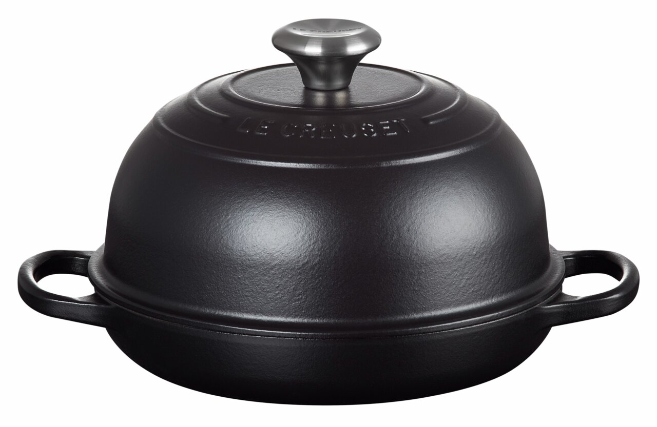 LE CREUSET Brot Bräter Schwarzer Brotbräter aus Gusseisen mit Deckel und Griffen, seitliche Perspektive