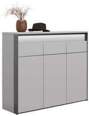 Moderner XL-Schuhschrank in Grau mit drei Türen und zwei Schubladen, dekoriert mit einem Hut und einer Vase, seitliche Perspektive.