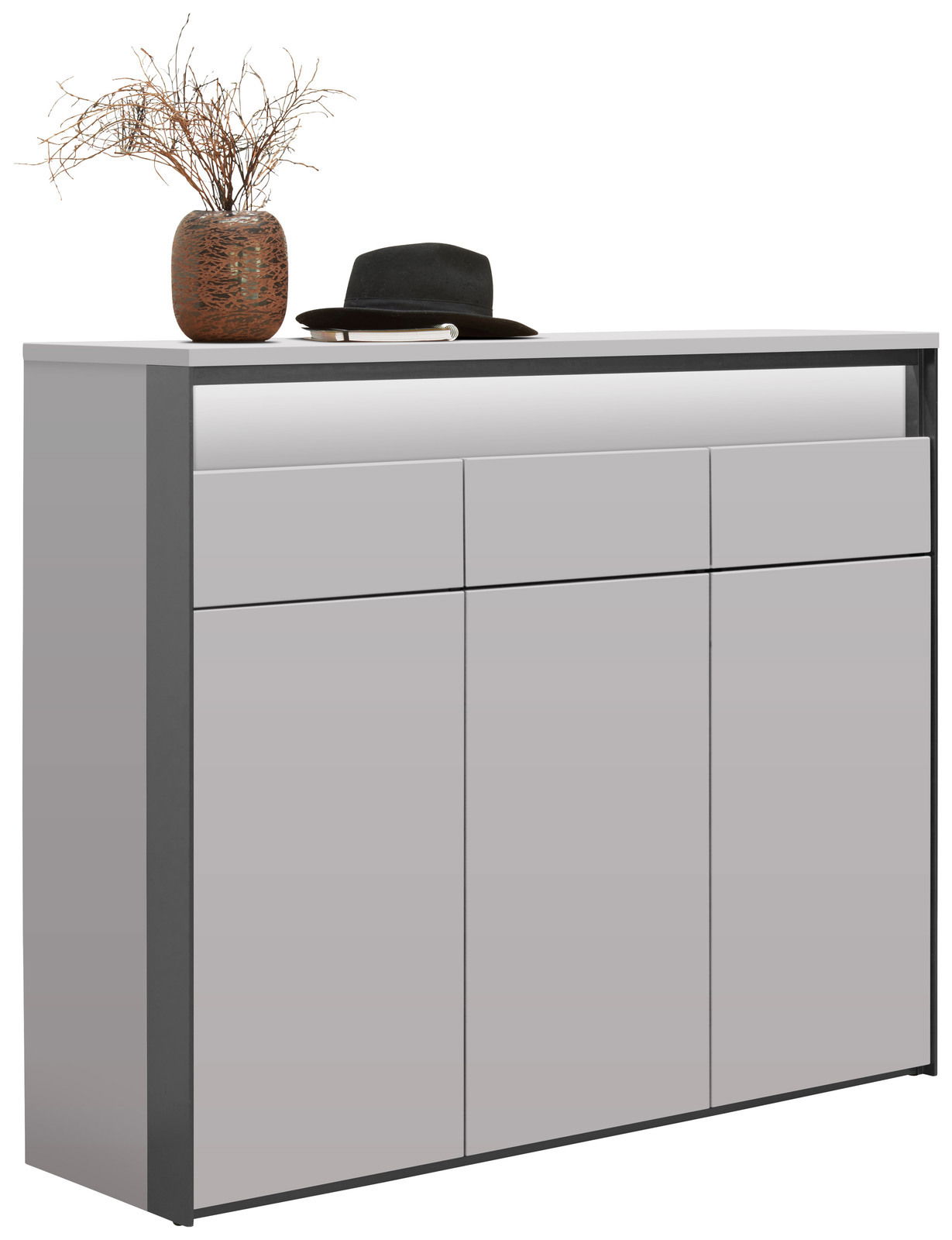 Moderner XL-Schuhschrank in Grau mit drei Türen und zwei Schubladen, dekoriert mit einem Hut und einer Vase, seitliche Perspektive.