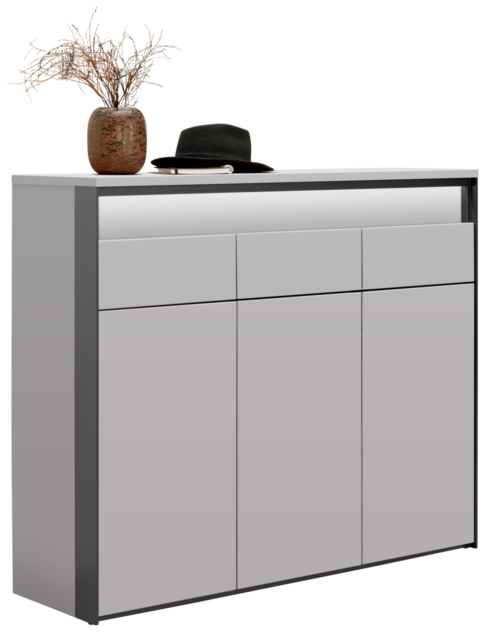 Voleo XL-Schuhschrank ZAYA Moderner XL-Schuhschrank in Grau mit drei Türen und zwei Schubladen, dekoriert mit einem Hut und einer Vase, seitliche Perspektive.