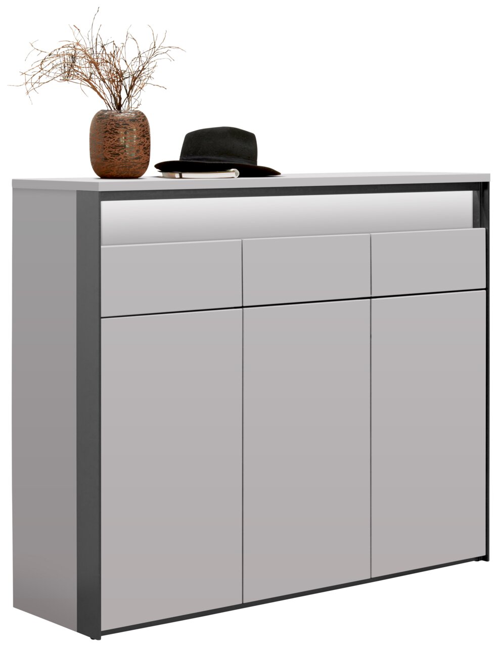 Voleo XL-schoenenkast ZAYA Moderner XL-Schuhschrank in Grau mit drei Türen und zwei Schubladen, dekoriert mit einem Hut und einer Vase, seitliche Perspektive.