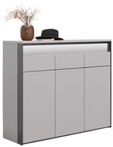 Moderner XL-Schuhschrank in Grau mit drei Türen und zwei Schubladen, dekoriert mit einem Hut und einer Vase, seitliche Perspektive.