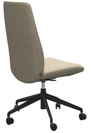 Rückansicht eines modernen Home Office Stuhls mit beigem Stoffbezug und schwarzem Drehgestell auf Rollen.