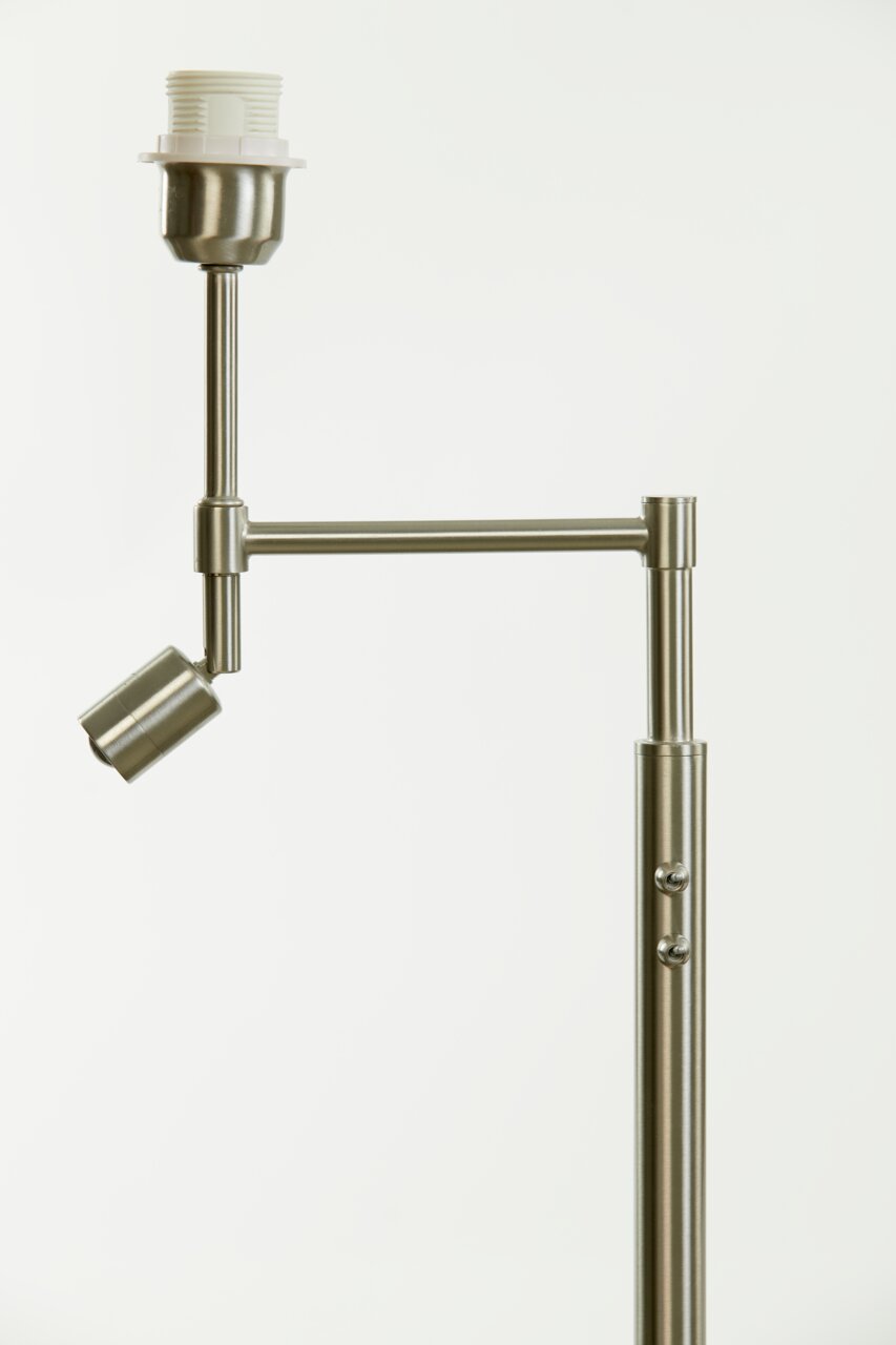 Nahaufnahme einer modernen Stehleuchte aus gebürstetem Metall mit verstellbarem Arm und Lampenfassung, seitliche Perspektive.