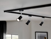 Plafondlamp met drie zwarte led-spots op een rail, zijaanzicht