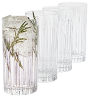 Vier Longdrinkgläser im Set, eines gefüllt mit einem Getränk, Eiswürfeln und Rosmarin, aus seitlicher Perspektive fotografiert.