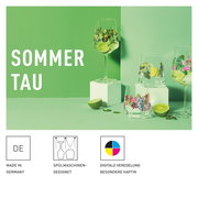 Set aus dekorativen Gläsern mit floralen Motiven, präsentiert auf einem grünen Hintergrund mit Limetten, seitliche Perspektive.