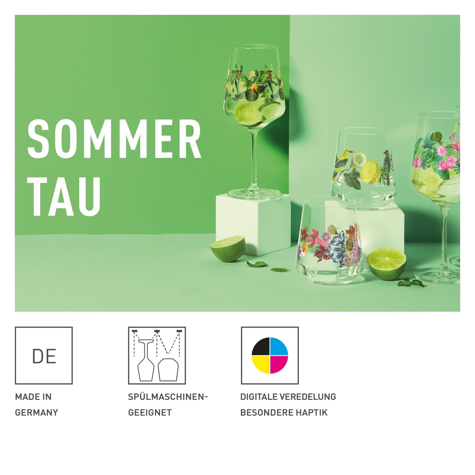 Set decoratieve glazen met bloemmotieven, gepresenteerd tegen een groene achtergrond met limoenen, zijaanzicht.