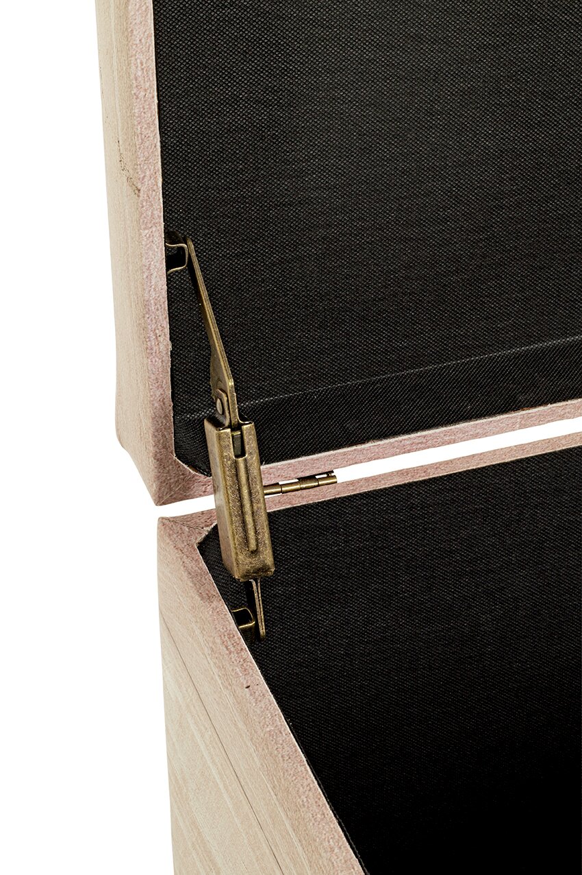 Detailaufnahme aus seitlicher Nahansicht: geöffneter Holzkoffer/Holzbox mit schwarzer Innenauskleidung und antikfarbenem Metallverschluss.