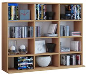 Frontale Ansicht eines offenen, hellen Holzregals mit mehreren Fächern, gefüllt mit DVDs/CDs und dekorativen Accessoires wie Uhr, Kerzen und Vasen.
