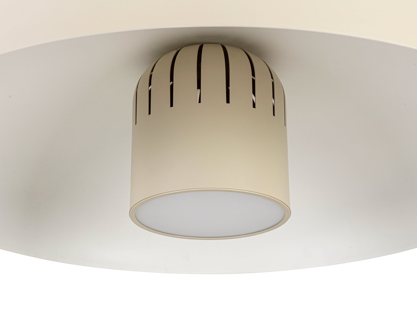Close-up van een led-plafondlamp met een modern ontwerp en ventilatiesleuven, gezien van onderaf.