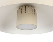 Nahaufnahme einer LED-Deckenleuchte mit modernem Design und Lüftungsschlitzen, von unten betrachtet.