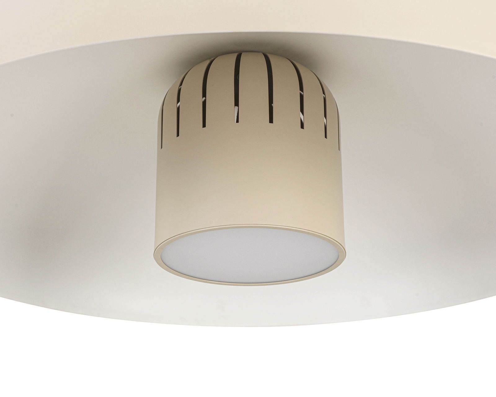 Nahaufnahme einer LED-Deckenleuchte mit modernem Design und Lüftungsschlitzen, von unten betrachtet.