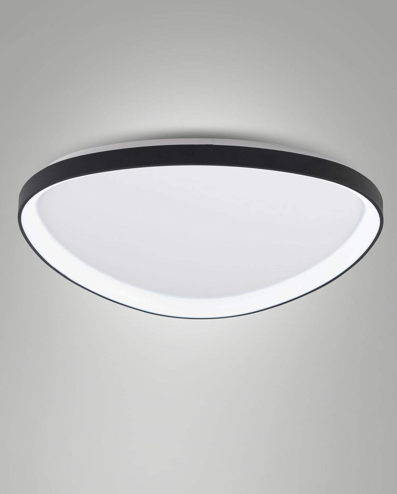 Moderne LED-Deckenleuchte in schwarzem Rahmen, seitliche Perspektive