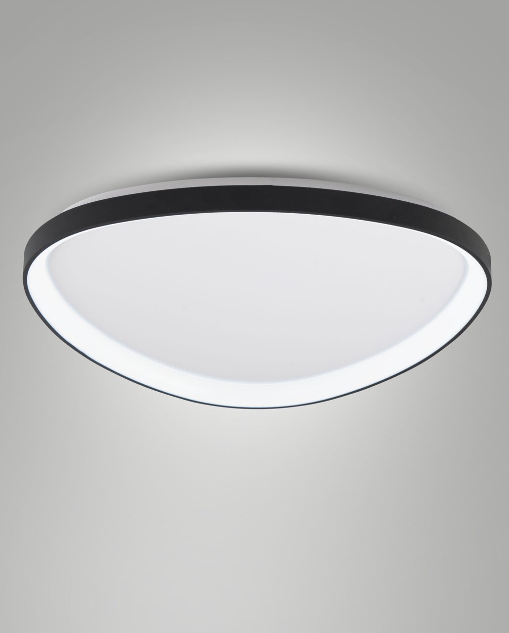 Moderne LED-Deckenleuchte in schwarzem Rahmen, seitliche Perspektive