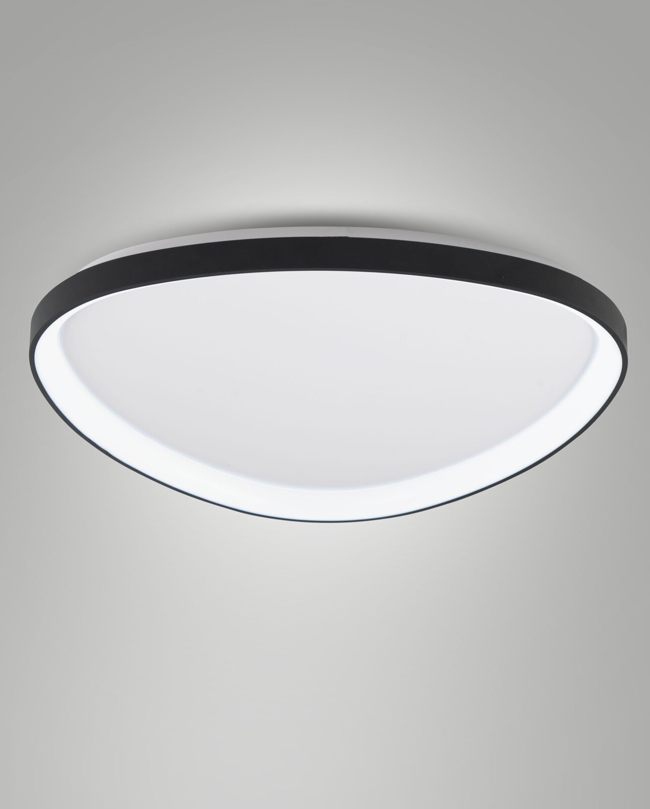 Moderne LED-Deckenleuchte in schwarzem Rahmen, seitliche Perspektive
