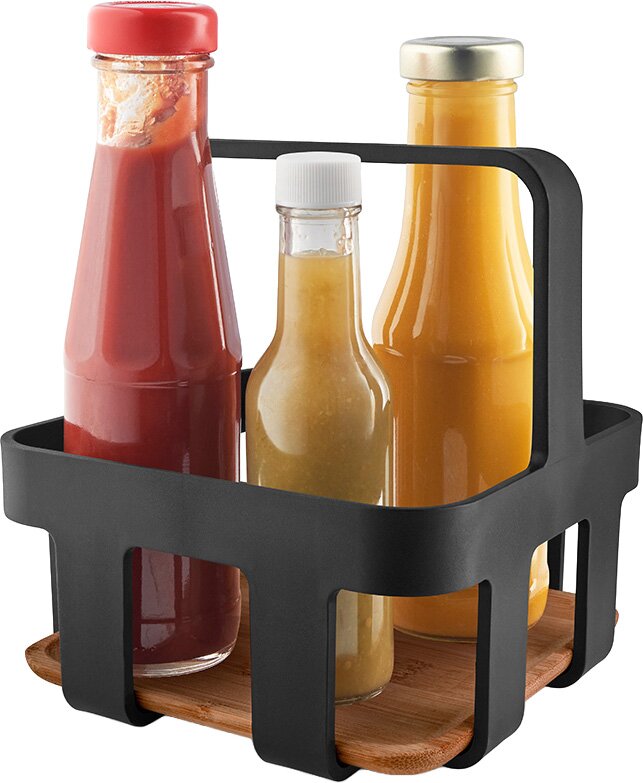 Eva Solo Winkelwagen NORDIC KITCHEN Zwarte draagbare saus- en kruidenfleshouder met houten bodem, gevuld met drie glazen flessen saus, schuin van voren gefotografeerd op witte achtergrond.