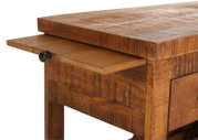 Nahaufnahme eines rustikalen Servierwagens aus Holz mit ausziehbarem Tablett, seitliche Perspektive.
