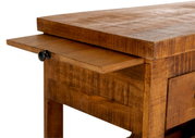 Nahaufnahme eines rustikalen Servierwagens aus Holz mit ausziehbarem Tablett, seitliche Perspektive.