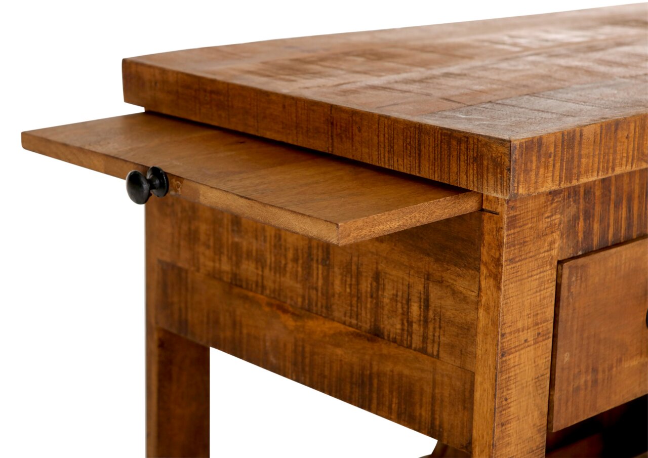 Nahaufnahme eines rustikalen Servierwagens aus Holz mit ausziehbarem Tablett, seitliche Perspektive.