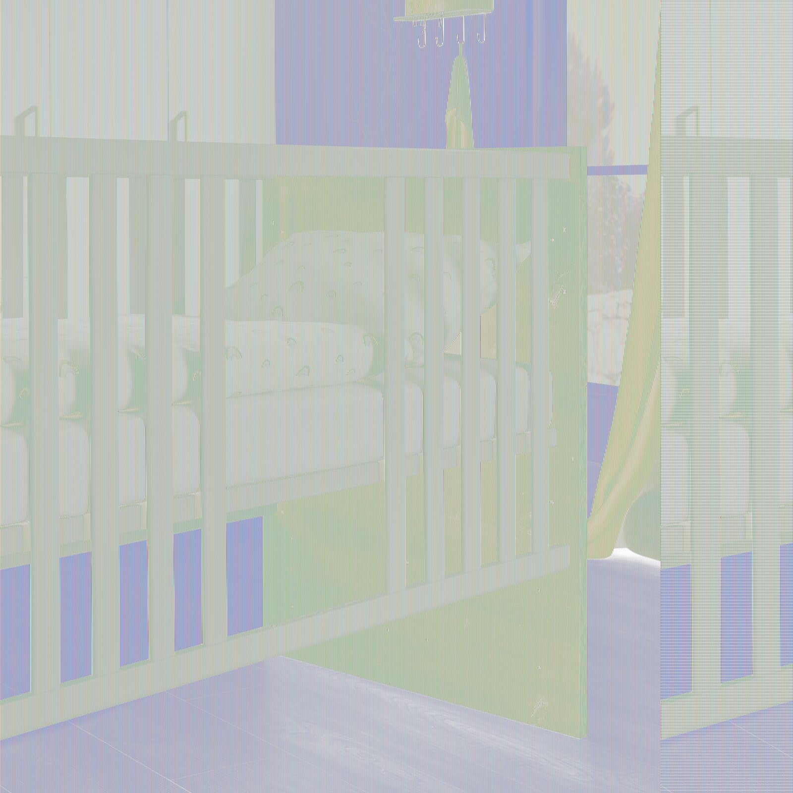 Babybett aus Holz mit weißen Gitterstäben, seitliche Perspektive