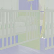 Babybett aus Holz mit weißen Gitterstäben, seitliche Perspektive