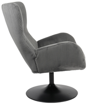 Grauer Sessel mit geripptem Stoffbezug, seitliche Perspektive, auf schwarzem Drehteller.