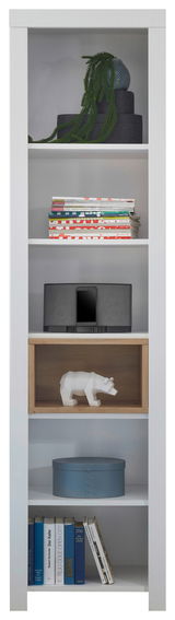 Weißes Standregal mit fünf Regalböden, dekoriert mit Pflanzen, Büchern, einer Skulptur und einer Box, Frontalansicht.