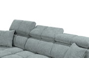Graues Sofa mit verstellbaren Kopfstützen und Kissen, seitliche Perspektive