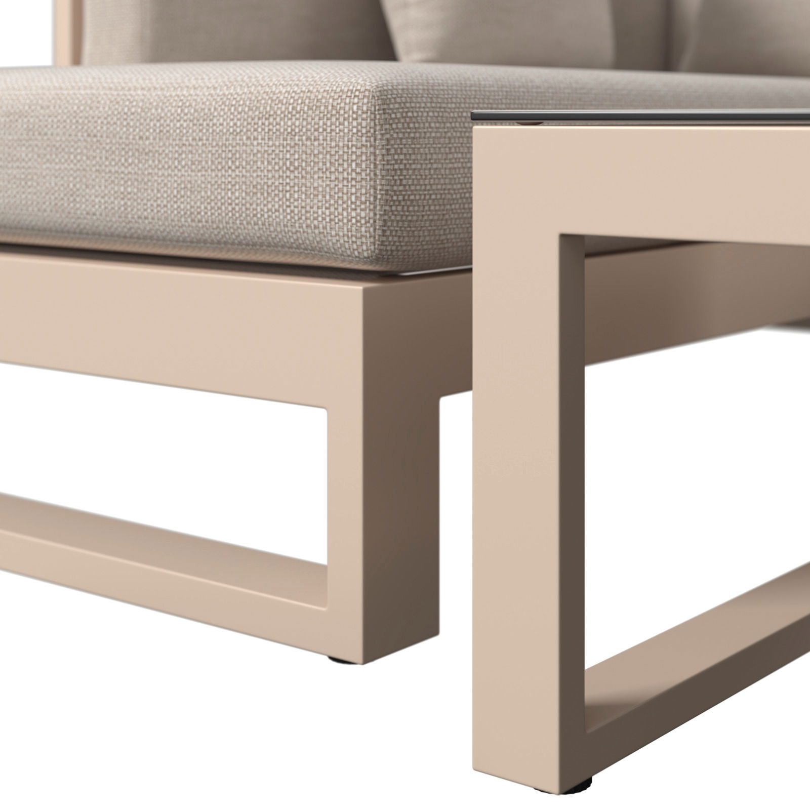 Nahaufnahme eines Lounge-Sets mit beigem Metallrahmen und hellgrauem Polster, Perspektive von der Seite.