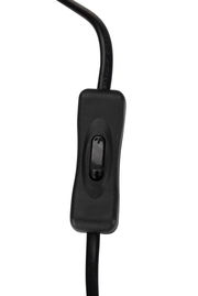 Nahaufnahme eines schwarzen Kippschalters an einem Kabel, vertikale Perspektive